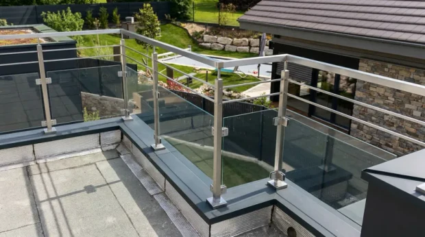 Garde-corps carr&eacute; avec verre